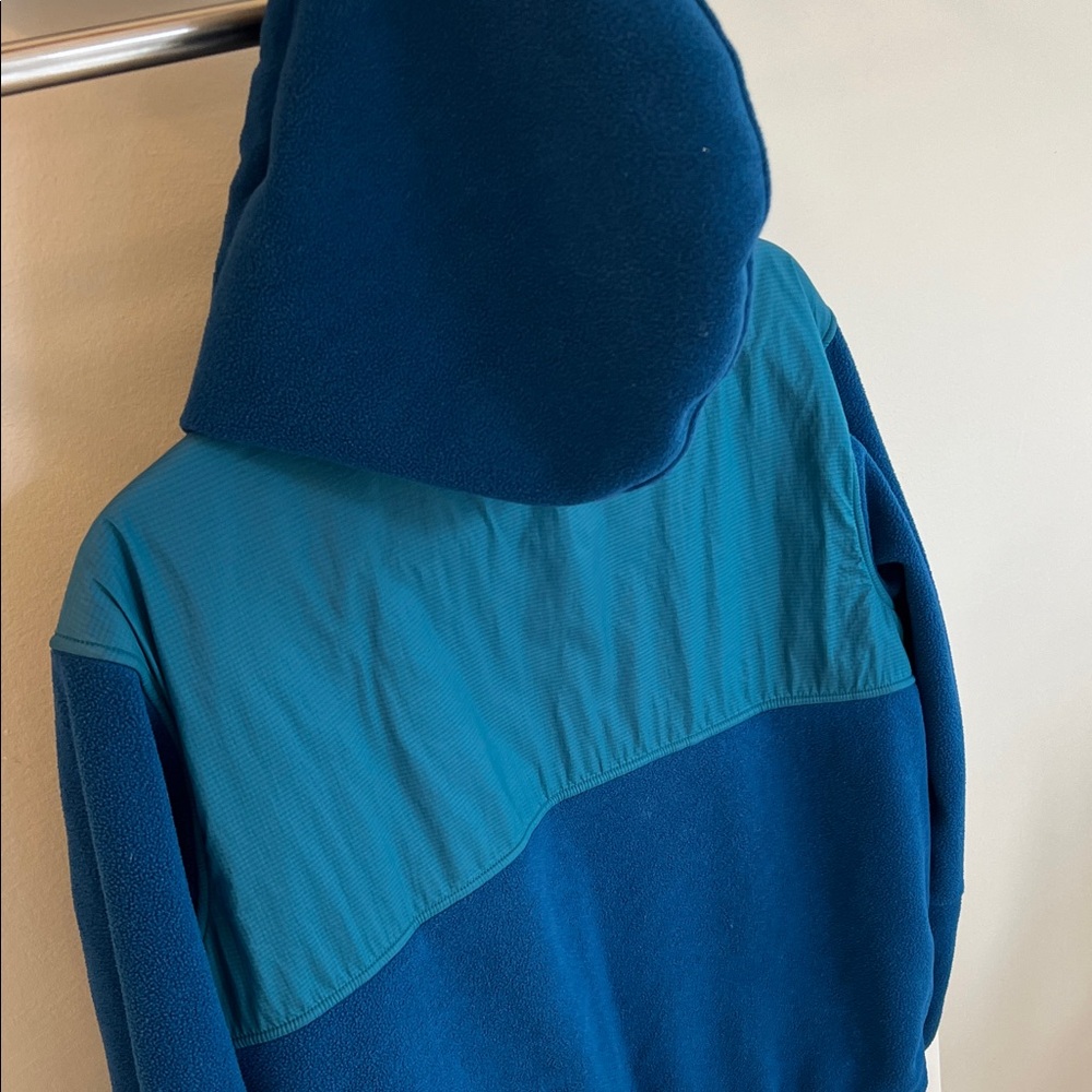 Patagonia women’s nylon jacket with a hood - Picture 6 of 8